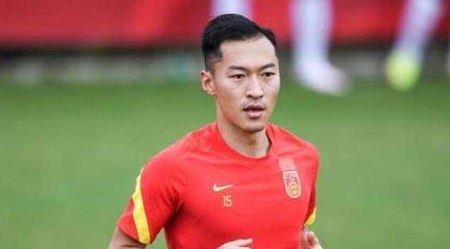 周深两次相遇青白姐妹差异大周深深情开嗓直抵人心 娓娓歌声道出少年倔强周深深情开嗓直抵人心 小白阿宣爱情结局成疑周深作为华语乐坛特色与实力兼备的歌手，嗓音尤其纯净空灵，对于情感与意境的把控十分到位